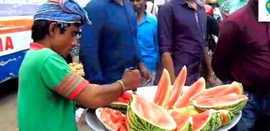 捷克街头 吃瓜观看,全民“吃瓜”观景记