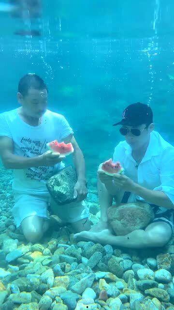 在水下吃瓜