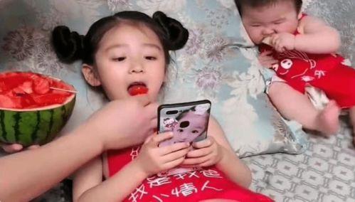 女儿和爸爸吃瓜,共享夏日吃瓜时光