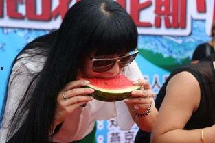 疯男子吃瓜,瓜田里的疯狂食瓜记