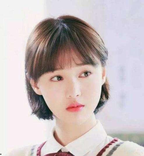 短发女孩吃瓜自拍,夏日风情尽收眼底