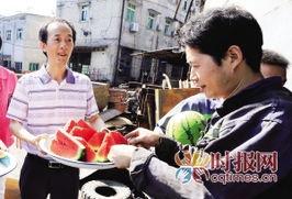 工人车间吃瓜,工人夏日消暑新风尚