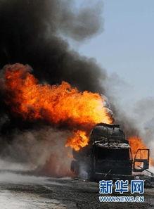 吃瓜油罐车燃烧,吃瓜群众见证的惊心动魄瞬间