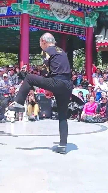 吃瓜大爷爱跳舞,舞动激情，乐享生活