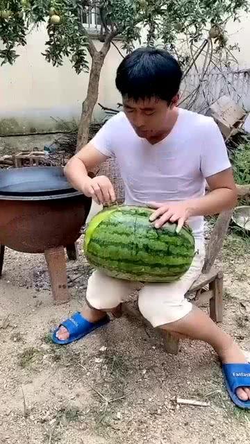 吃瓜剥西瓜,吃瓜剥西瓜，轻松享受清凉时光