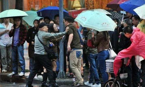 台前吃瓜事件,揭秘娱乐圈背后的真相与争议