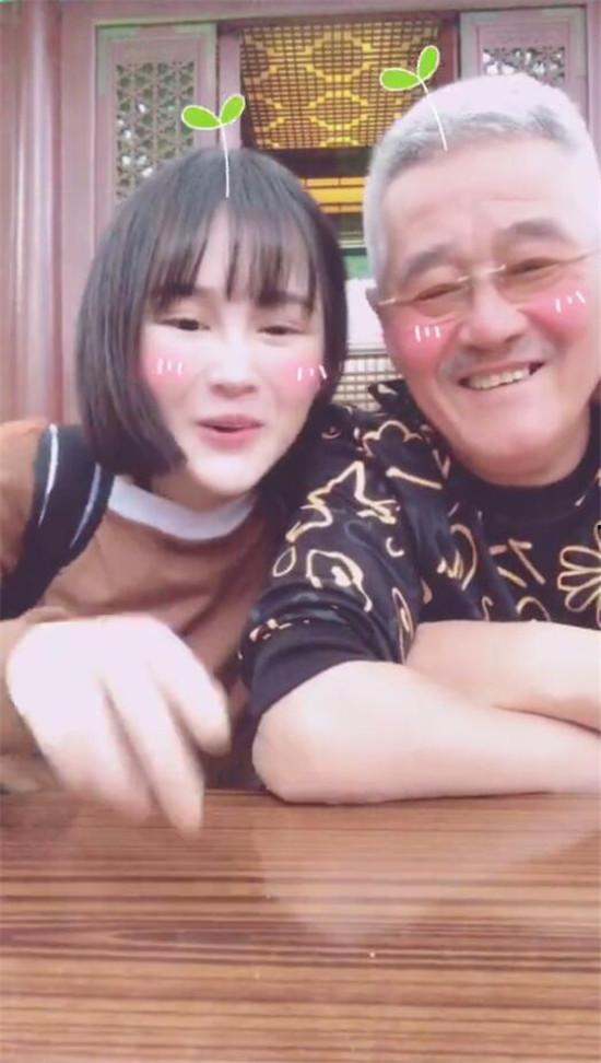 父女吃瓜搞笑视频